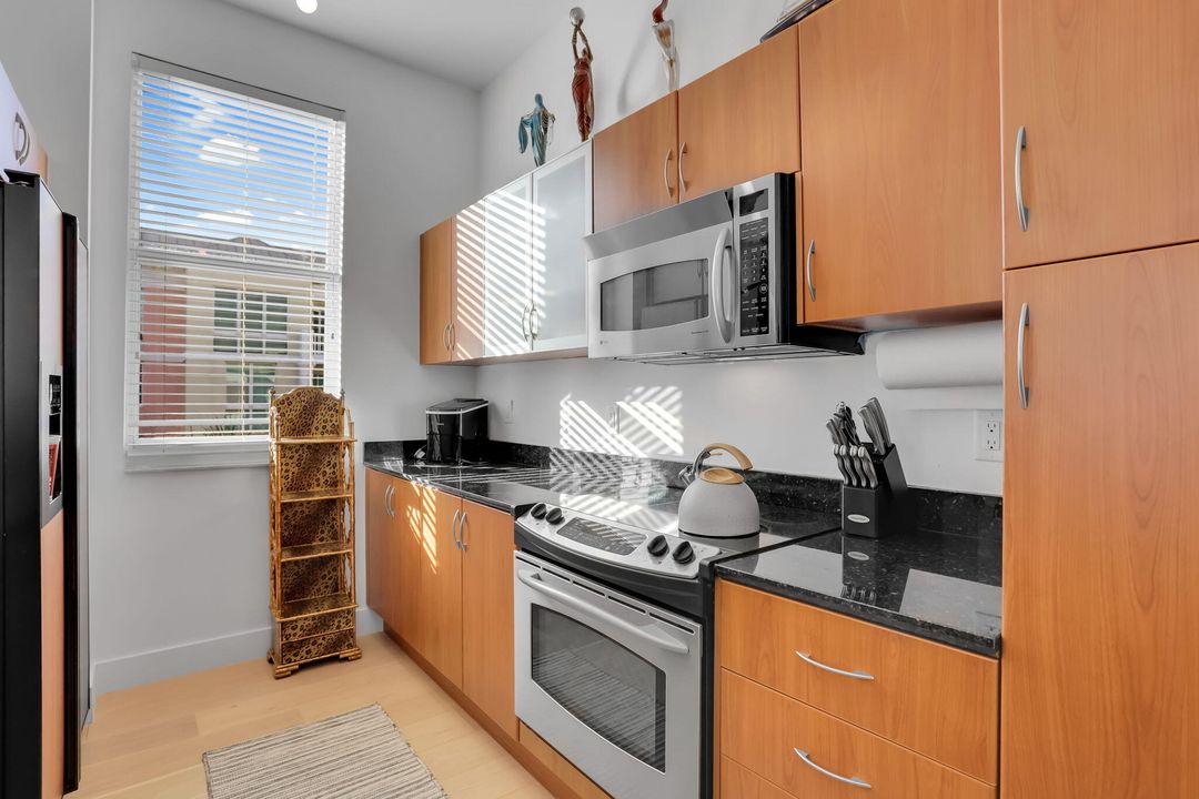 出租: $6,000 (2 贝兹, 2 浴室, 1350 平方英尺)