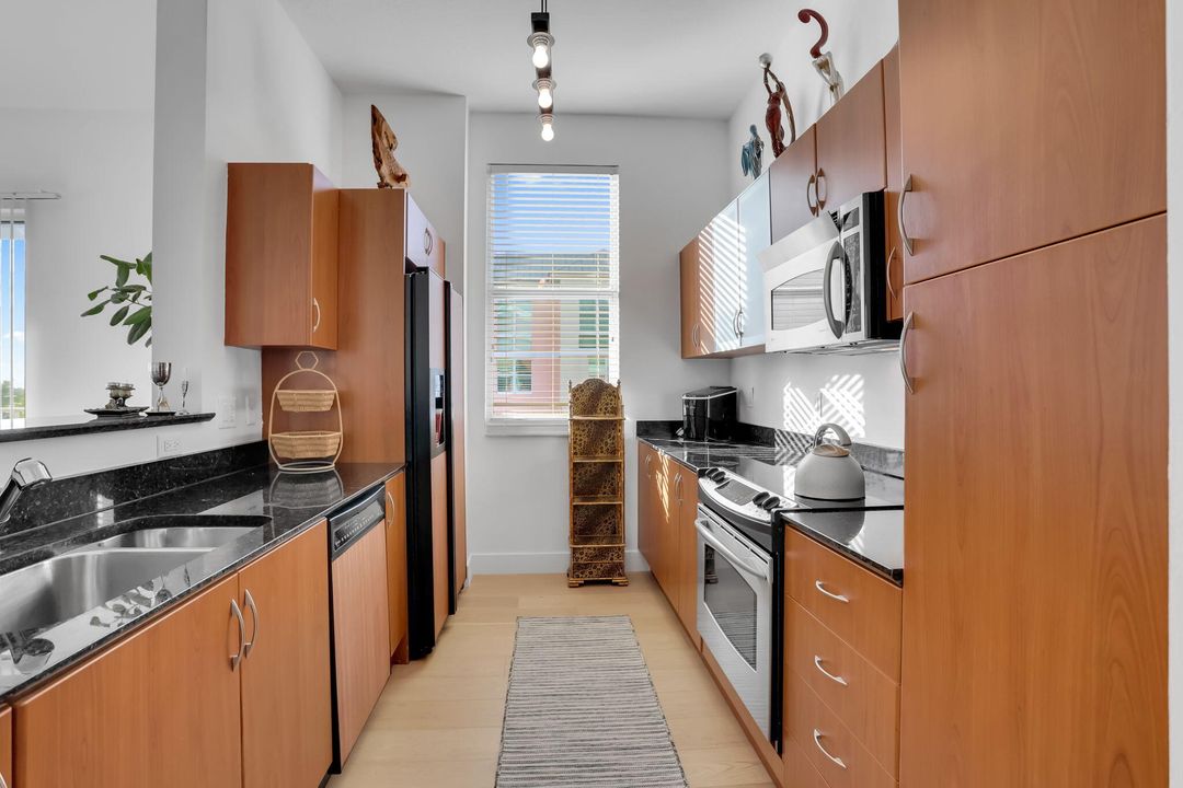 出租: $6,000 (2 贝兹, 2 浴室, 1350 平方英尺)