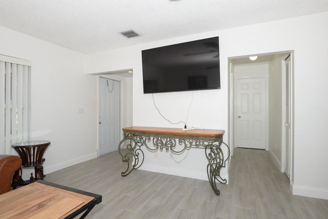 For Sale: $298,000 (2 beds, 2 baths, 1184 Square Feet)