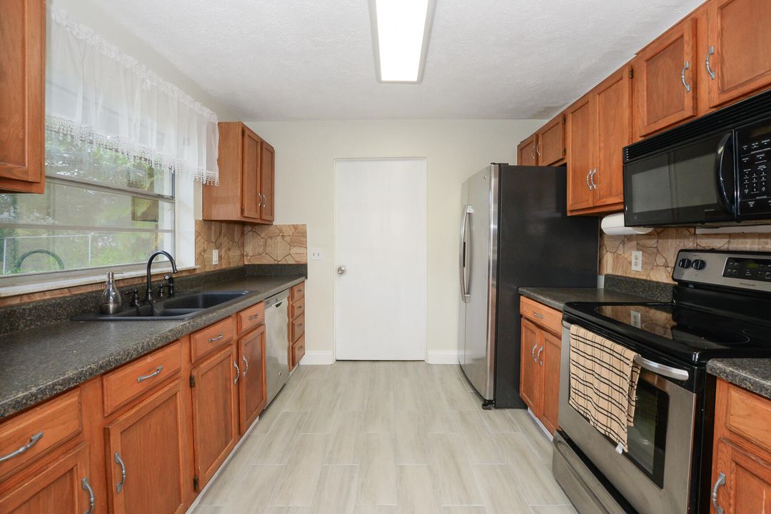 For Sale: $298,000 (2 beds, 2 baths, 1184 Square Feet)