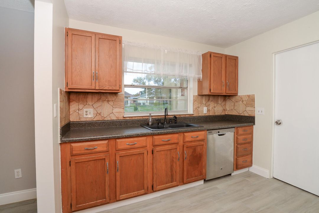 For Sale: $298,000 (2 beds, 2 baths, 1184 Square Feet)
