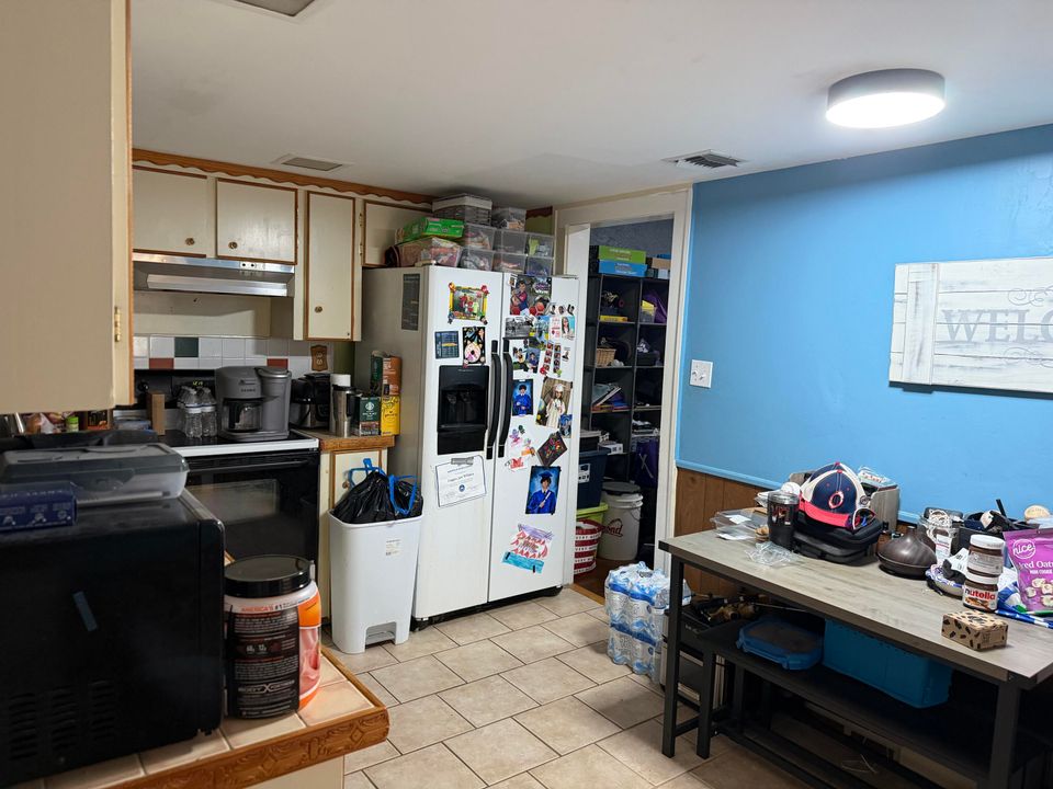 For Sale: $350,000 (3 beds, 1 baths, 1090 Square Feet)