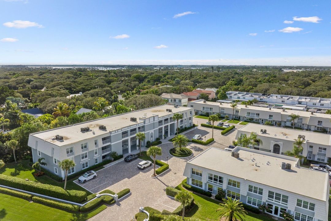 For Sale: $849,000 (2 beds, 2 baths, 1712 Square Feet)