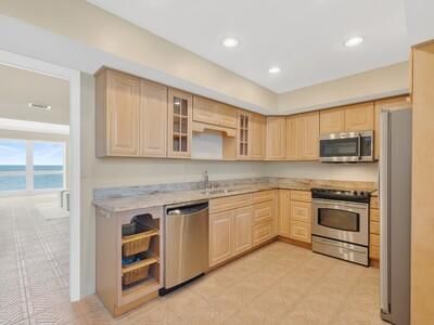 For Sale: $799,000 (2 beds, 2 baths, 1980 Square Feet)