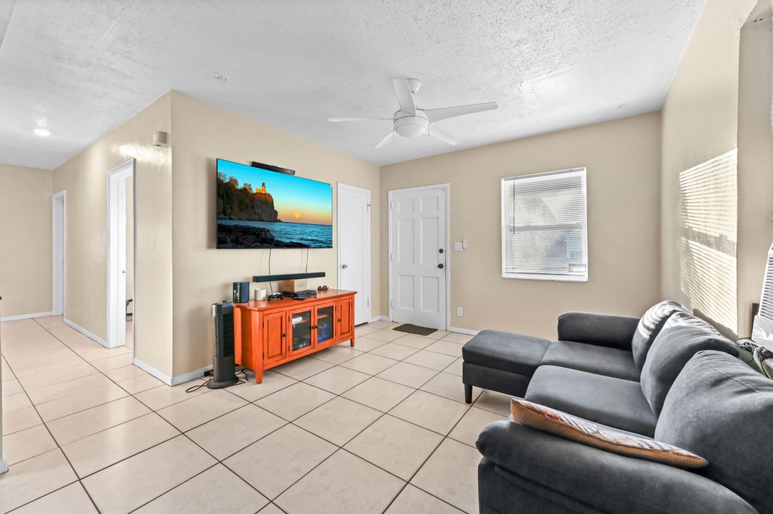 На продажу: $275,000 (3 спален, 1 ванн, 936 Квадратных фут)