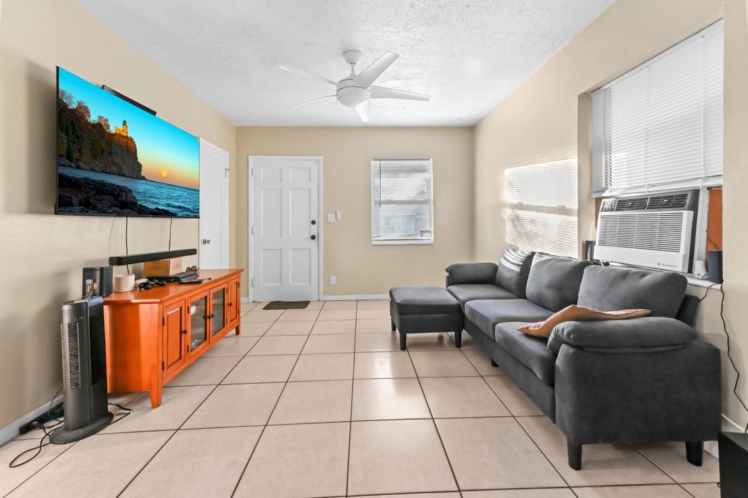 На продажу: $275,000 (3 спален, 1 ванн, 936 Квадратных фут)