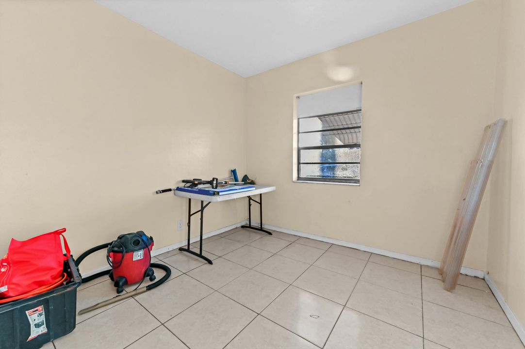 На продажу: $275,000 (3 спален, 1 ванн, 936 Квадратных фут)