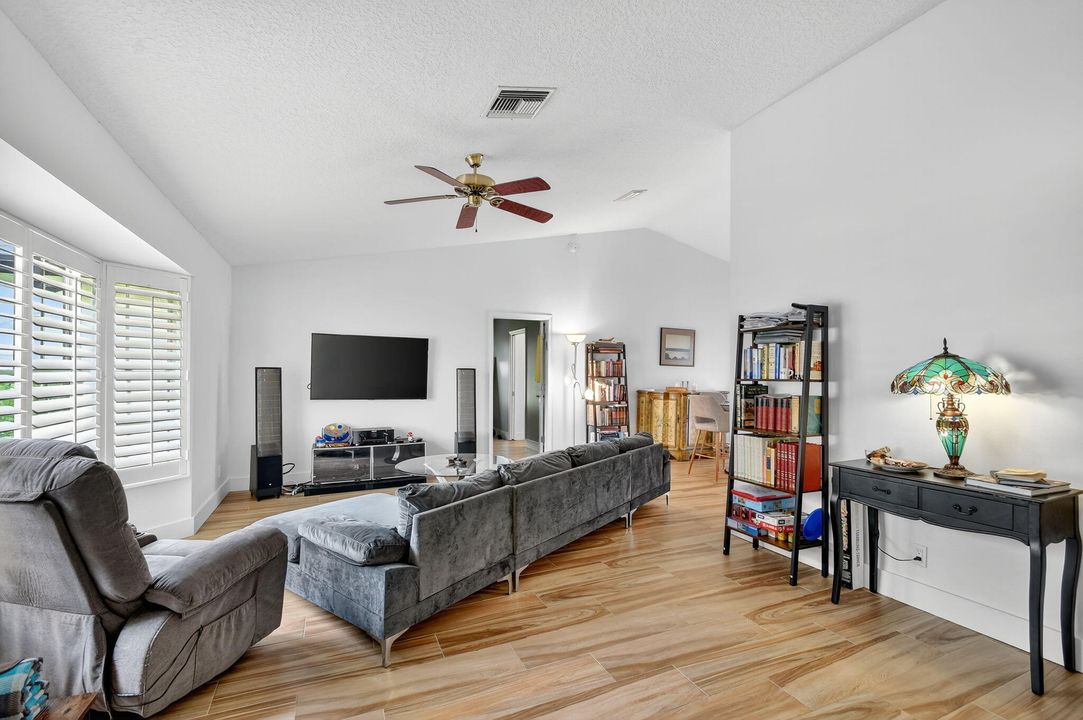 En Venta: $750,000 (3 camas, 2 baños, 1998 Pies cuadrados)