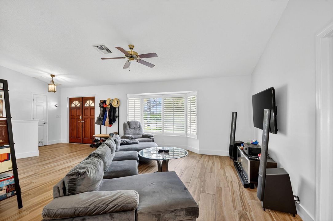 En Venta: $750,000 (3 camas, 2 baños, 1998 Pies cuadrados)