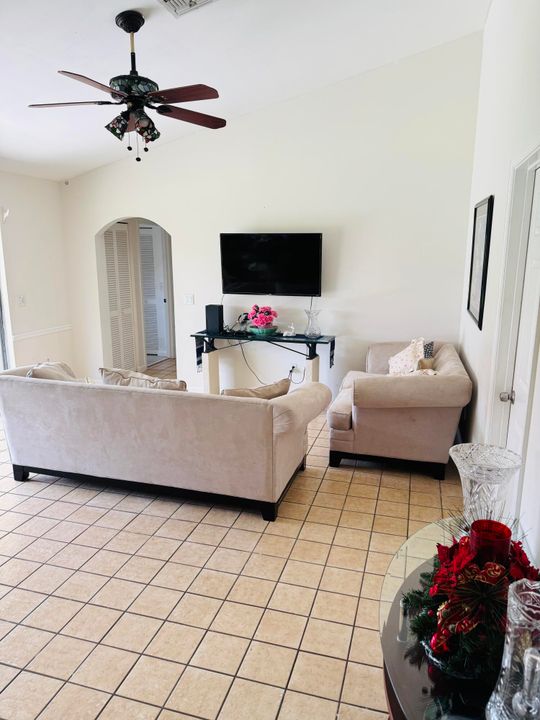 For Sale: $499,999 (4 beds, 2 baths, 1934 Square Feet)