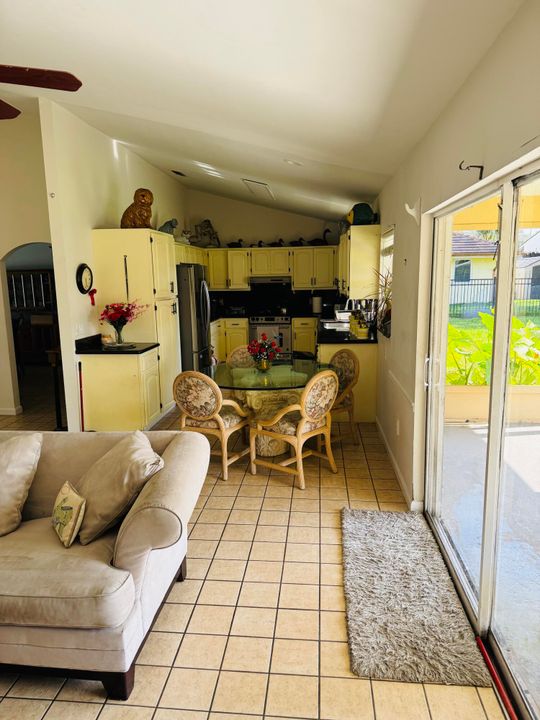 For Sale: $499,999 (4 beds, 2 baths, 1934 Square Feet)