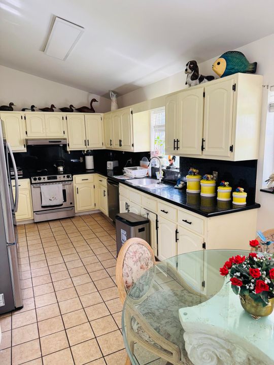 For Sale: $499,999 (4 beds, 2 baths, 1934 Square Feet)