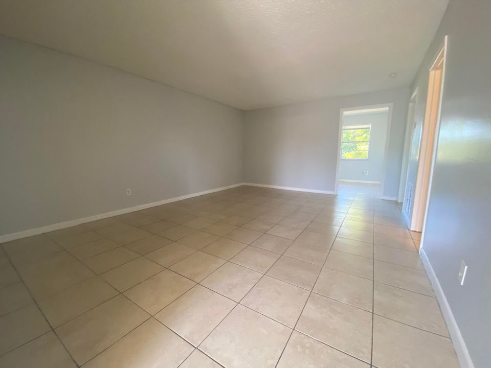 出租: $1,700 (3 贝兹, 1 浴室, 1050 平方英尺)