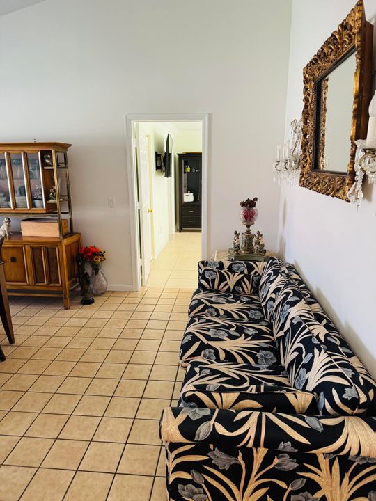 For Sale: $499,999 (4 beds, 2 baths, 1934 Square Feet)