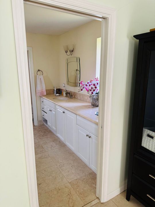 For Sale: $499,999 (4 beds, 2 baths, 1934 Square Feet)