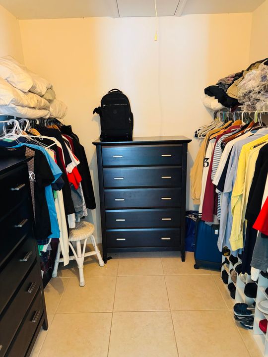 For Sale: $499,999 (4 beds, 2 baths, 1934 Square Feet)