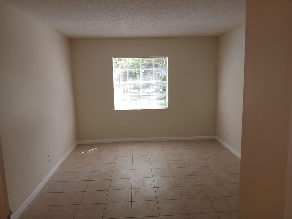 For Sale: $199,000 (2 beds, 2 baths, 1100 Square Feet)