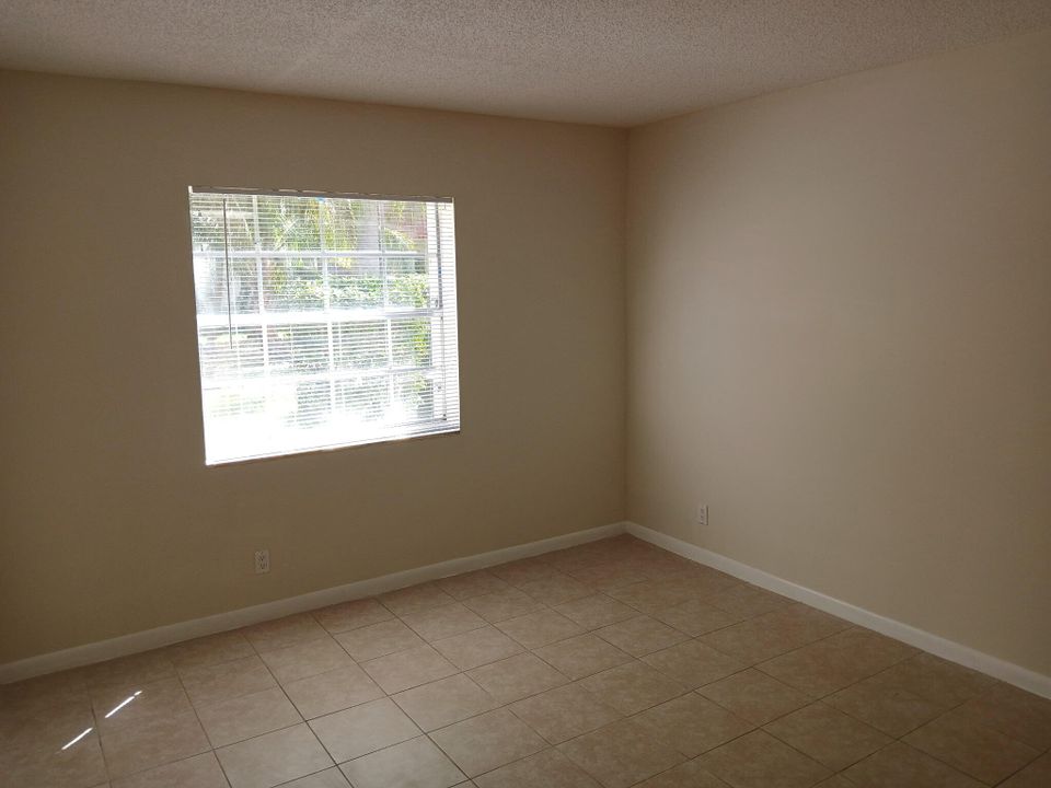 For Sale: $199,000 (2 beds, 2 baths, 1100 Square Feet)