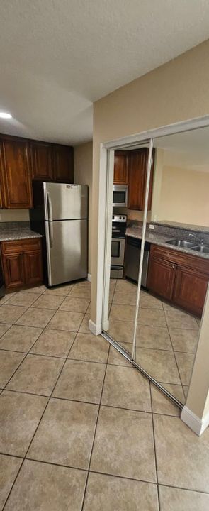 出租: $1,950 (2 贝兹, 2 浴室, 1216 平方英尺)