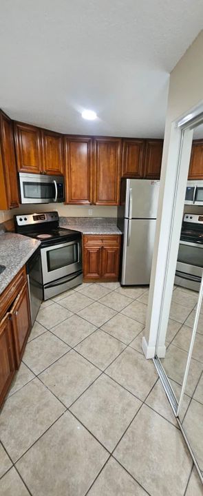 出租: $1,950 (2 贝兹, 2 浴室, 1216 平方英尺)