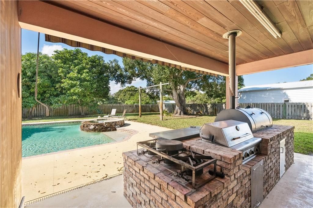 For Sale: $700,000 (3 beds, 2 baths, 1897 Square Feet)