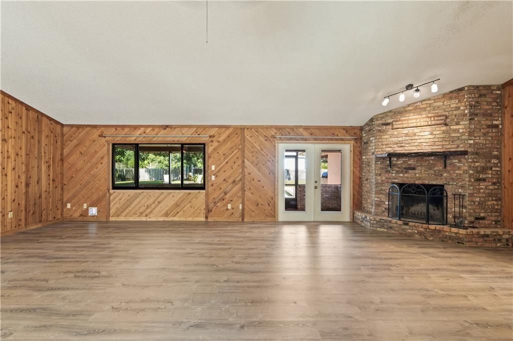 For Sale: $700,000 (3 beds, 2 baths, 1897 Square Feet)