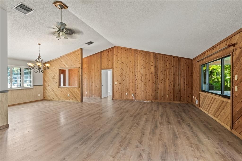 For Sale: $700,000 (3 beds, 2 baths, 1897 Square Feet)