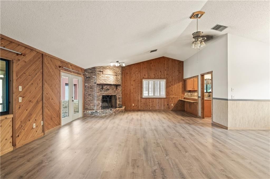 For Sale: $700,000 (3 beds, 2 baths, 1897 Square Feet)