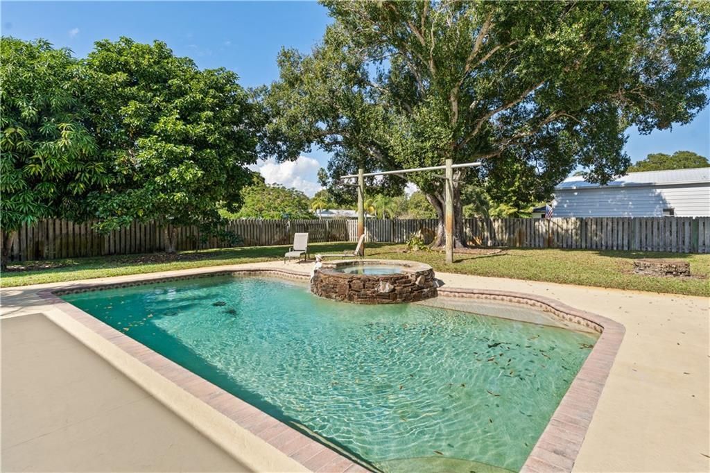 For Sale: $700,000 (3 beds, 2 baths, 1897 Square Feet)