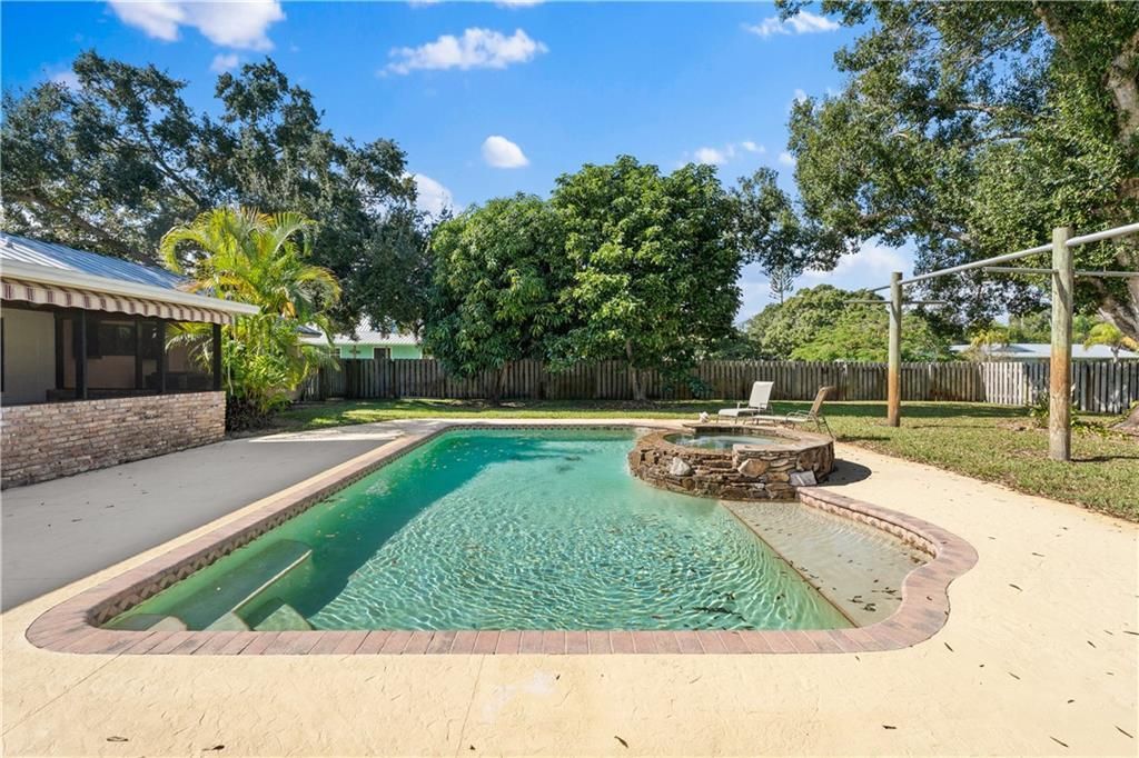 For Sale: $700,000 (3 beds, 2 baths, 1897 Square Feet)