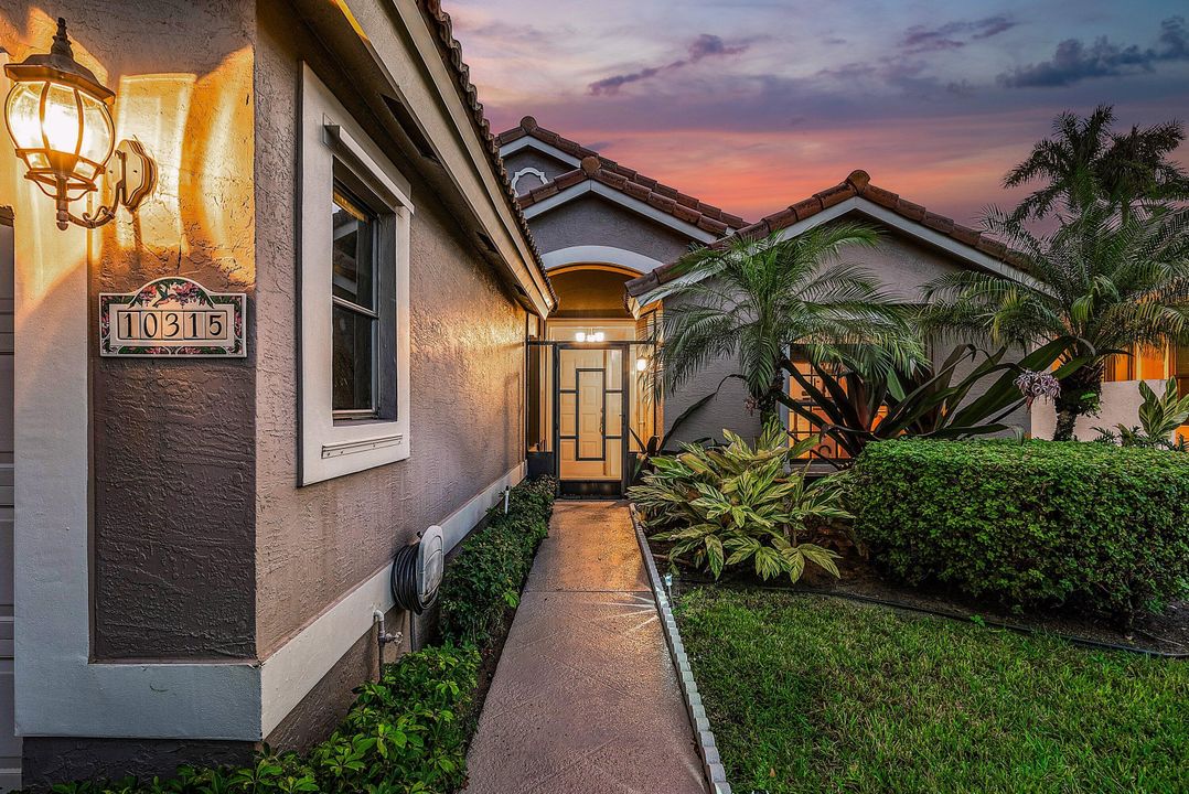 For Sale: $549,900 (3 beds, 2 baths, 1874 Square Feet)