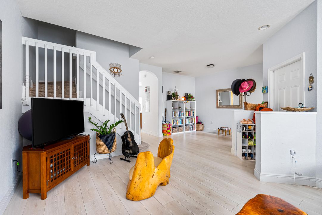 For Sale: $380,000 (3 beds, 2 baths, 1523 Square Feet)