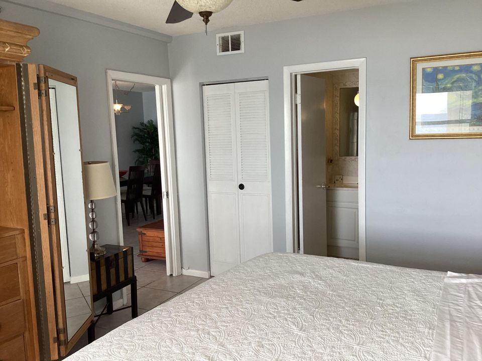 出租: $3,700 (2 贝兹, 2 浴室, 988 平方英尺)