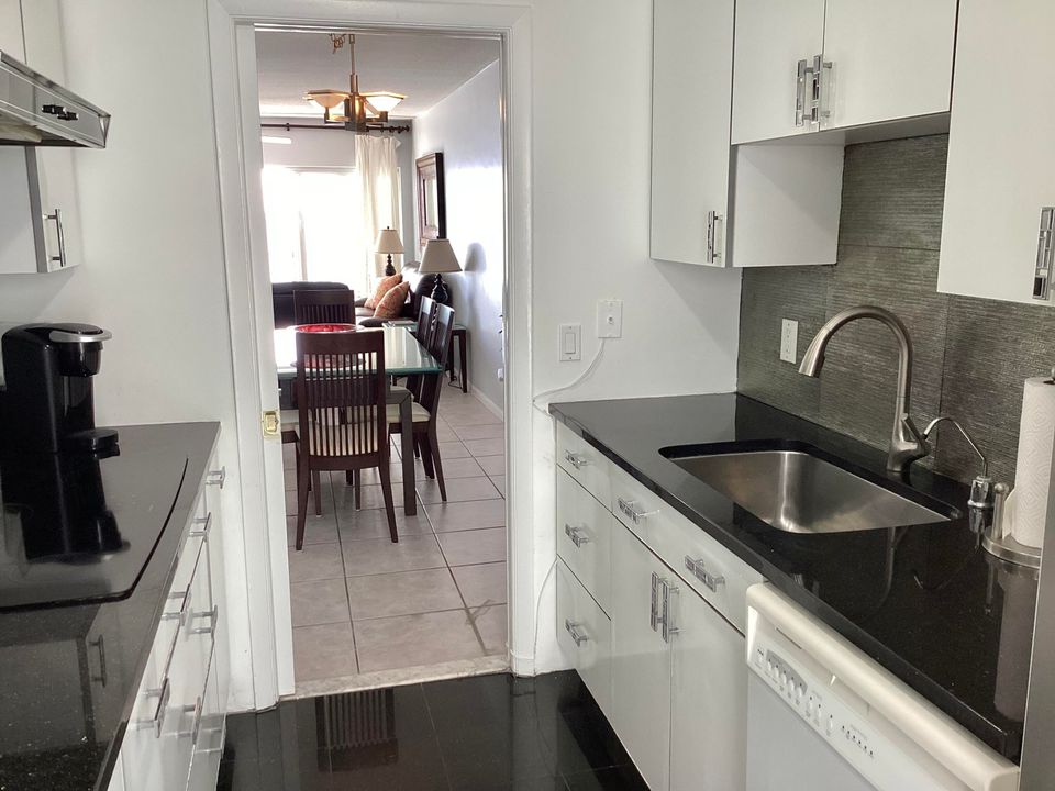 出租: $3,700 (2 贝兹, 2 浴室, 988 平方英尺)