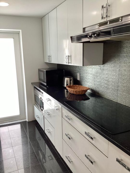 出租: $3,700 (2 贝兹, 2 浴室, 988 平方英尺)