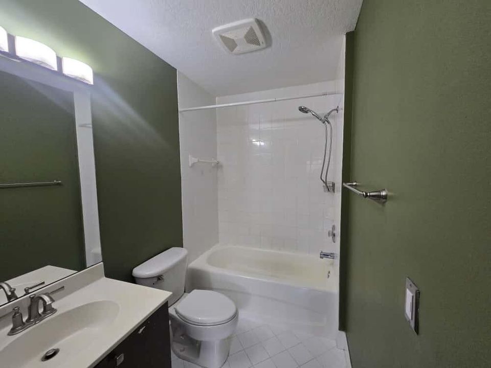 For Rent: $2,000 (2 beds, 2 baths, 910 Square Feet)