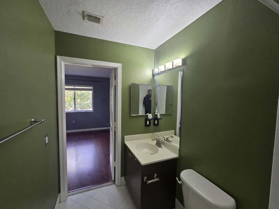 For Rent: $2,000 (2 beds, 2 baths, 910 Square Feet)