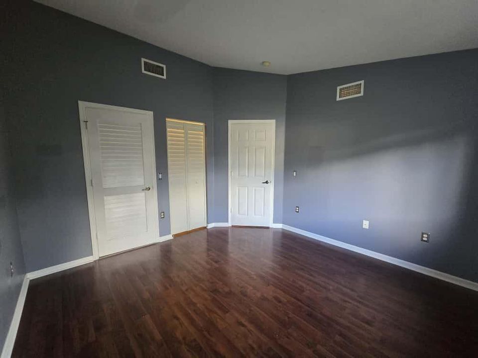 For Rent: $2,000 (2 beds, 2 baths, 910 Square Feet)