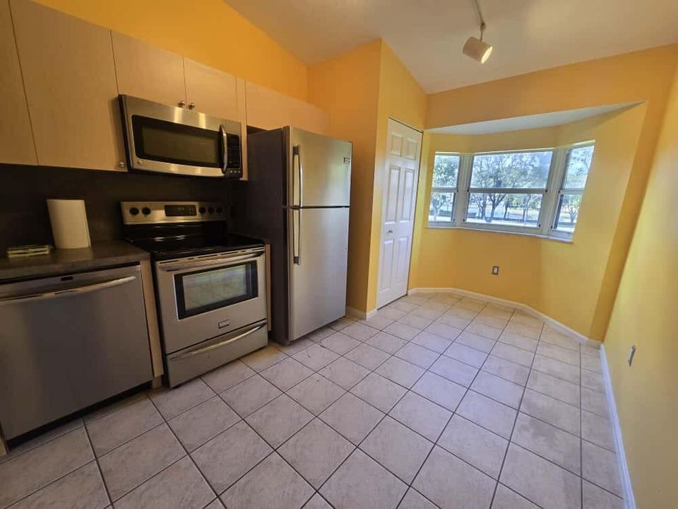 For Rent: $2,000 (2 beds, 2 baths, 910 Square Feet)