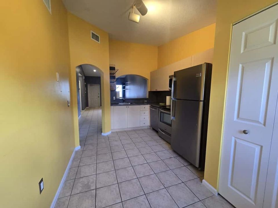 For Rent: $2,000 (2 beds, 2 baths, 910 Square Feet)