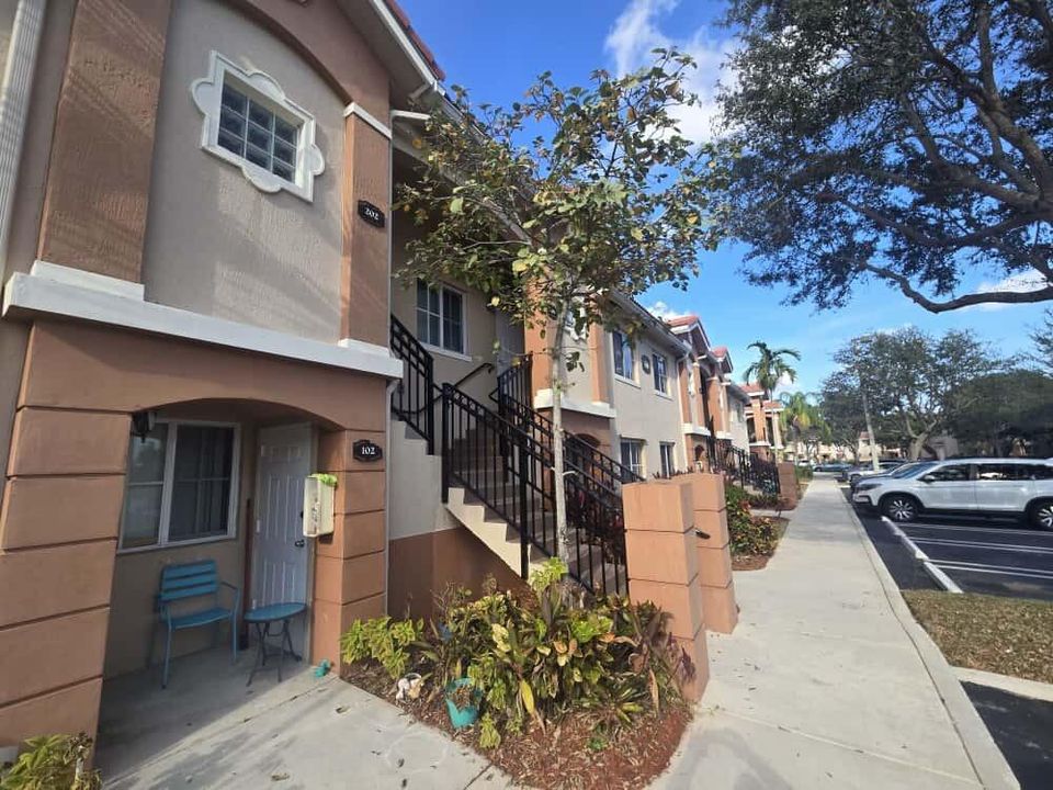 For Rent: $2,000 (2 beds, 2 baths, 910 Square Feet)