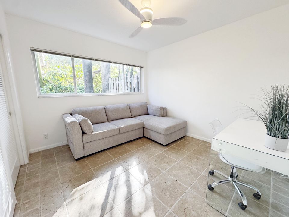 出租: $6,250 (2 贝兹, 1 浴室, 803 平方英尺)