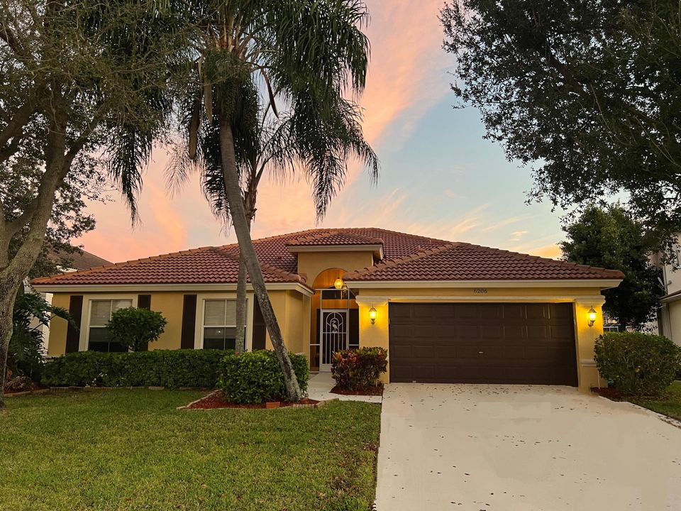 For Sale: $729,900 (4 beds, 2 baths, 2372 Square Feet)