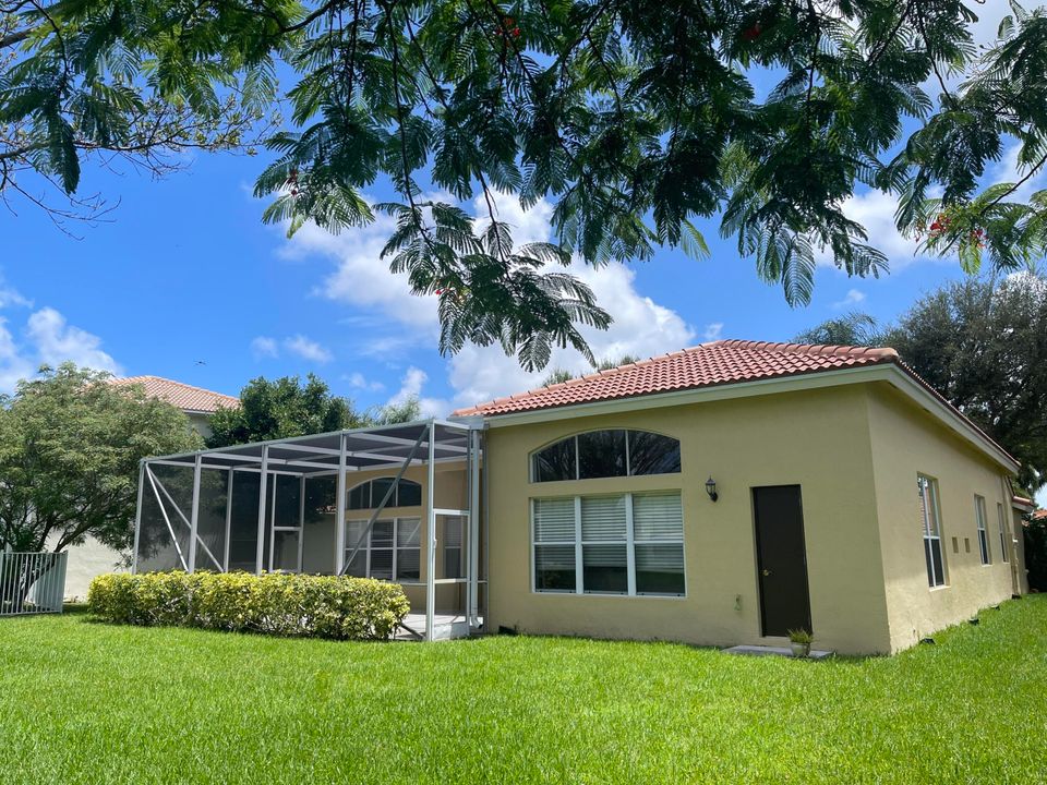 For Sale: $729,900 (4 beds, 2 baths, 2372 Square Feet)