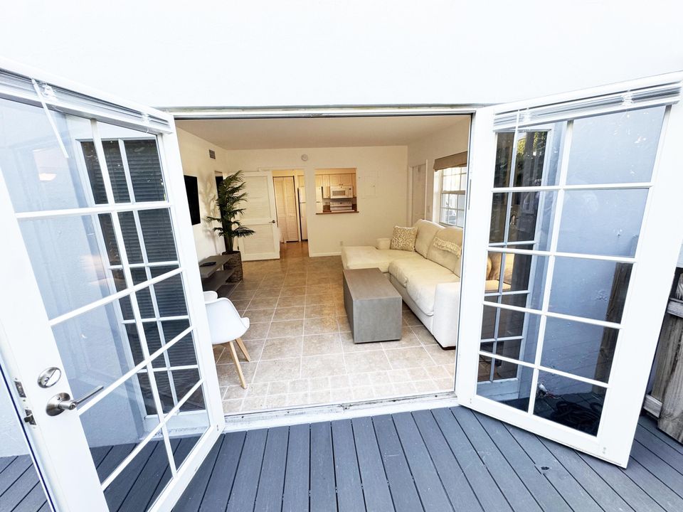 出租: $6,250 (2 贝兹, 1 浴室, 803 平方英尺)