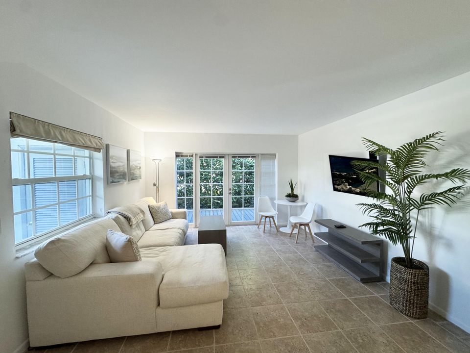 出租: $6,250 (2 贝兹, 1 浴室, 803 平方英尺)