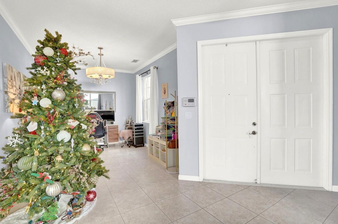 For Sale: $600,000 (4 beds, 2 baths, 2537 Square Feet)