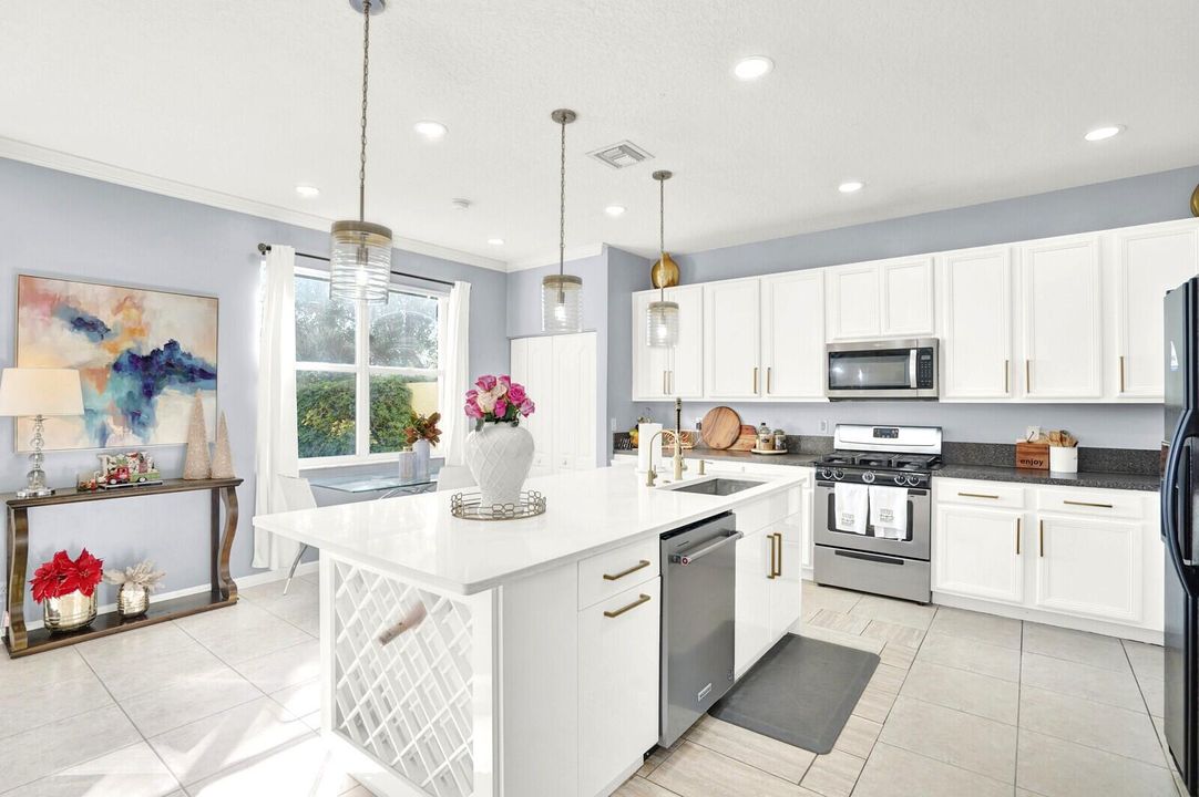 For Sale: $600,000 (4 beds, 2 baths, 2537 Square Feet)