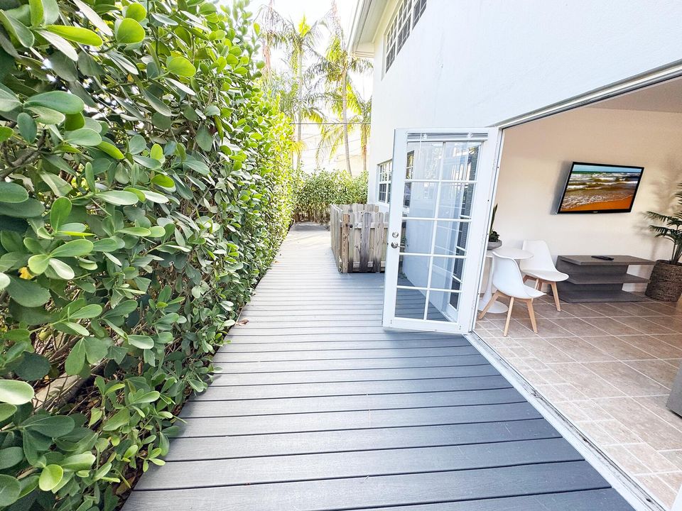 出租: $6,250 (2 贝兹, 1 浴室, 803 平方英尺)