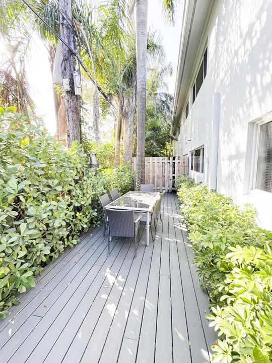 出租: $6,250 (2 贝兹, 1 浴室, 803 平方英尺)